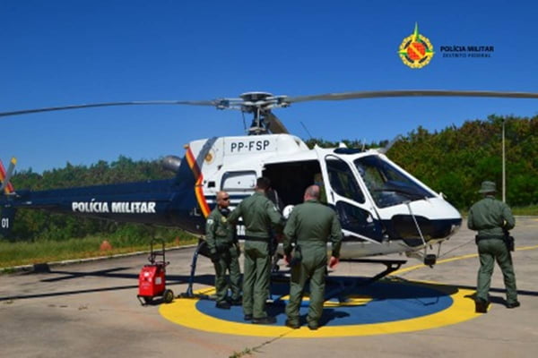Foto colorida de helicóptero com militares