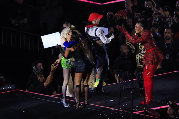 Foto colorida de Madonna e Anitta no palco de Copacabana