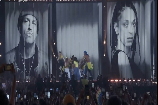 Foto de telão com Mano Brown e Erika Hilton