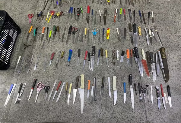 Foto colorida de facas e tesouras apreendidas em Copacabana no show de Madonna