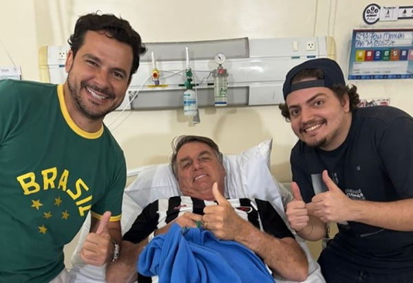 Foto colorida do ex-presidente Jair Bolsonaro e do deputado Capitão Alberto em hospital de Manaus - Metrópoles