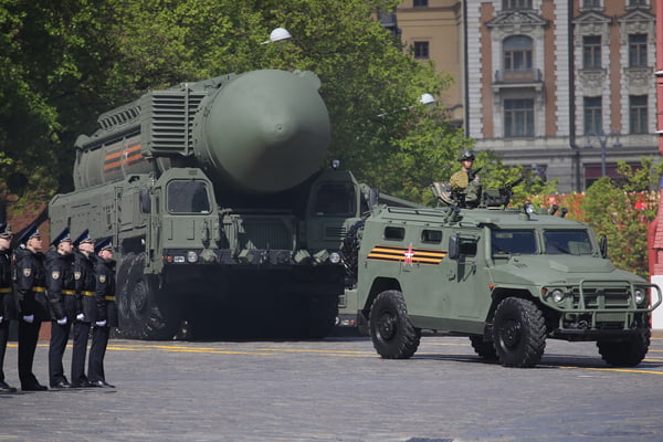 Complexo de mísseis nucleares da Rússia chega durante os ensaios principais do desfile militar, na Praça Vermelha no domingo (5/5)