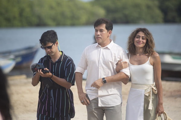 Matheus Costa, Edmilson Filho e Carol Castro em cena na praia de Férias Trocadas - Metrópoles