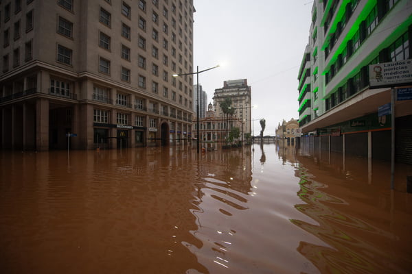 Centro de Porto Alegre fica inundado após Rio Guaiba transbordar - Metrópoles