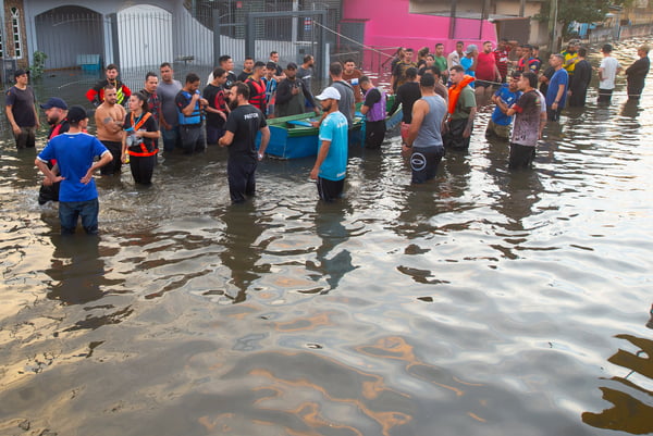 Pessoas são resgatadas de barcos após Inundação do rio Guaíba em Porto Alegre, Brasil - Metrópoles