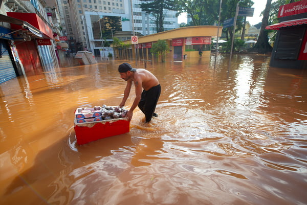 Pessoas saem de casa e carregam o que podem após Inundação do rio Guaíba em Porto Alegre, Brasil - Metrópoles
