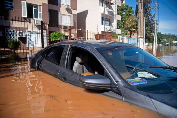 Carro é visto submerso após Inundação do rio Guaíba em Porto Alegre, Brasil - Metrópoles
