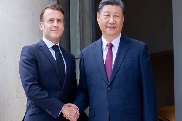 Imagem colorida de Macron e Xi Jinping - Metrópoles