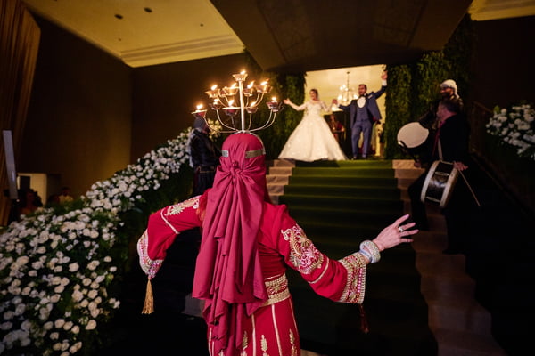 Banda árabe Layali Alsharq faz performance durante festa de casamento