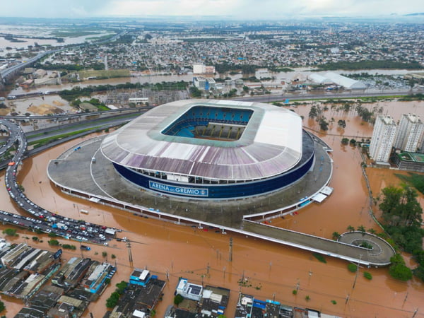 Imagem colorida da Arena Grêmio após inundação em decorrência de temporal no RS - Metrópoles