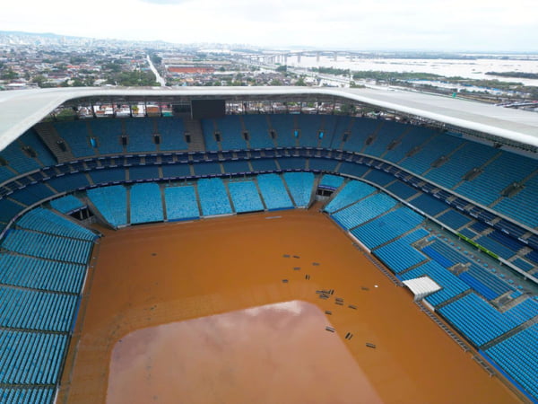 Imagem colorida da Arena Grêmio após inundação em decorrência de temporal no RS- Metrópoles