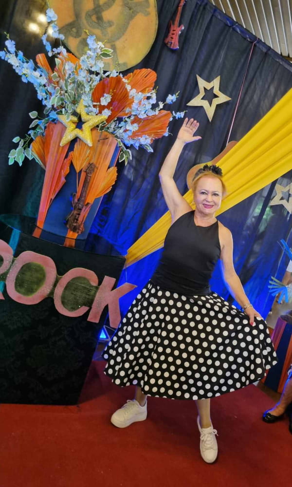 A aposentada Neusa Lourenço, de 80 anos, no baile do Rock promovido pelo Programa Vem Dançar no início de abril