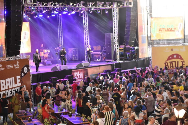 Evento realizado no Centro de Tradições Nordestinas, em São Paulo, atraiu centenas de idosos para o baile