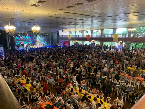 Baile do Rock, no Clube Juventus, em SP, movimenta idosos na dança
