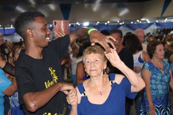 Mesmo quem não tem parceiro de dança se mantém ativo nos bailes com os 'Personal Dancers', que estimulam a participação de todos
