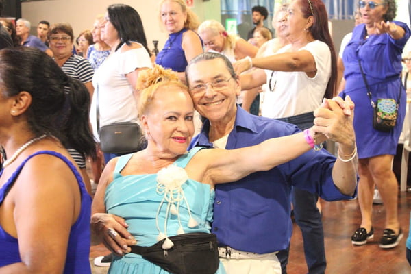Neusa Lourenço e o parceiro de dança João Flores no baile Azul e Branco promovido pelo Programa Vem Dançar em abril