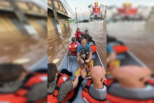 Foto colorida de bombeiros com resgate em barco chuvas RS