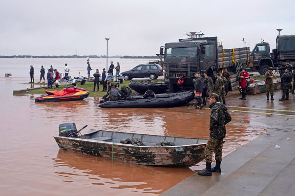 Pessoas são resgatadas em barcos após inundação do rio Guaíba em Porto Alegre, Brasil - Metrópoles