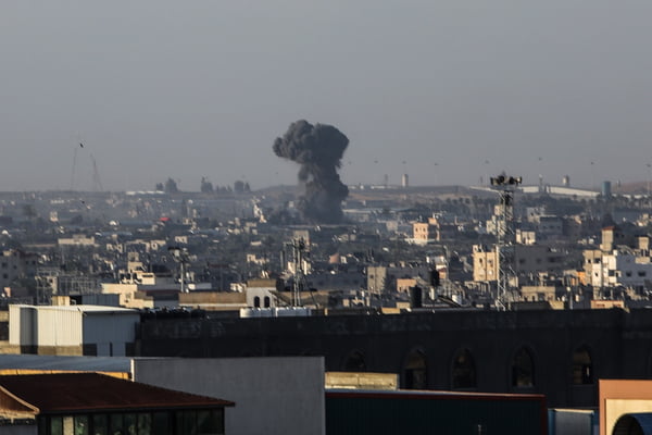 Fumaça sobe após ataques aéreos israelenses no leste de Rafah, na Faixa de Gaza