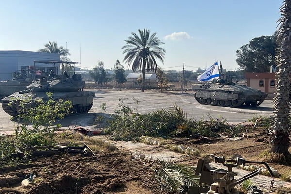 Tanques israelenses assumem o controle do lado palestino da passagem de fronteira de Rafah