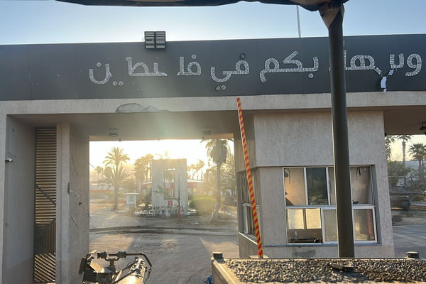 Arma de um tanque israelense é visto apontado para o portão em Rafah