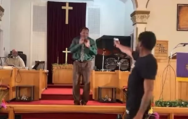 imagem colorida homem entra em igreja durante culto e atira contra pastor eua