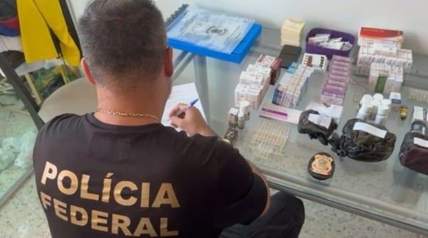 foto colorida de policiais federais durante operação da PF de combate comércio ilegal de anabolizantes - Metrópoles