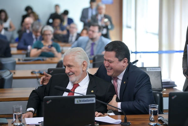 Na imagem, o senador Jaques Wagner (PT-BA) e o presidente da CCJ, Davi Alcolumbre (União Brasil-AP)