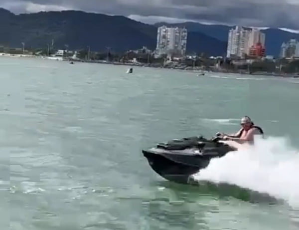 foto colorida de Sedemir Fagundes (empresário do MC Paiva) em jet ski; ele está envolvido em esquema de agiotagem - Metrópoles