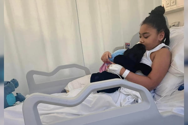Foto mostra a menina Tia Gordon, com 11 anos, que passou por mais de 30 consultas médicas antes que fosse descoberto seu tumor cerebral