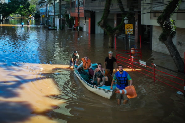 Moradores são resgatados por barcos após enchente do rio Guaíba - metrópoles