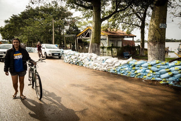Imagem colorida de pessoas em Pelotas debaixo d'água