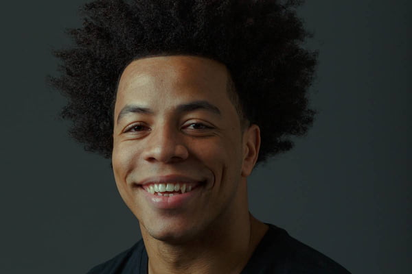 foto colorida do rosto de homem negro sorrindo - metrópoles