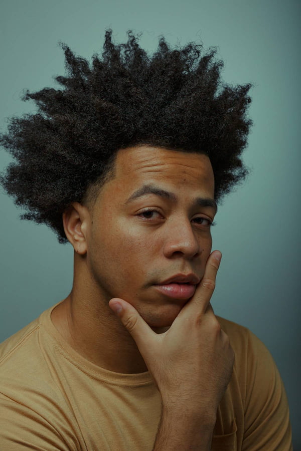 foto colorida de homem negro posando sério - metrópoles