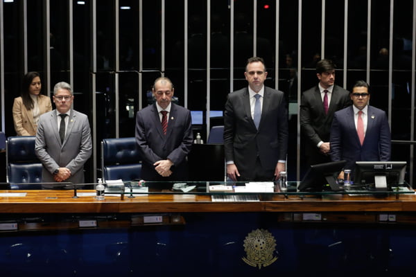presidente do Senado, Rodrigo Pacheco, abriu a sessão com um minuto de silêncio, e em seguida o Plenário da Casa votou PDL 236:2024) que reconhece o estado de calamidade pública no Rio Grande do Sul 9