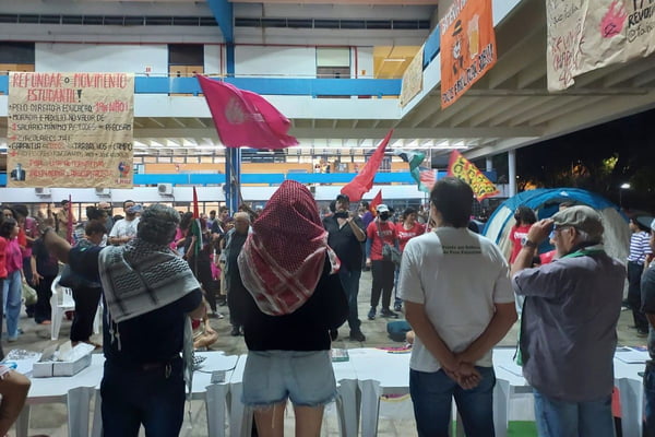 Alunos erguem bandeiras e acampam no prédio da usp