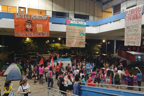 Alunos erguem bandeiras e acampam no prédio da usp