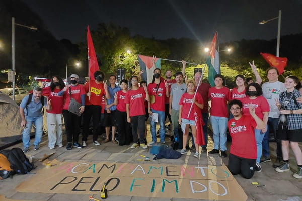 Alunos erguem bandeiras e acampam no prédio da usp