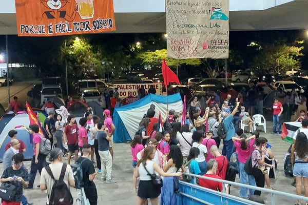 Alunos erguem bandeiras e acampam no prédio da usp