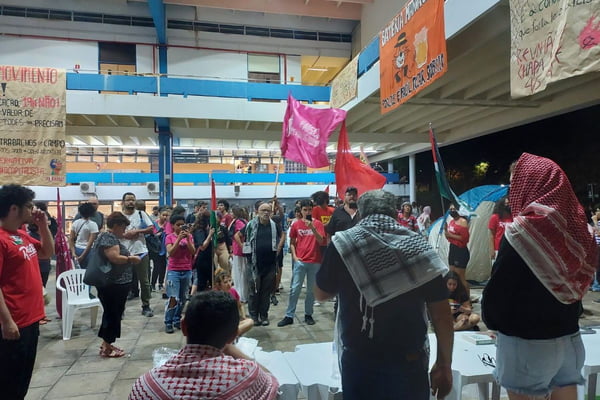 Alunos erguem bandeiras e acampam no prédio da usp