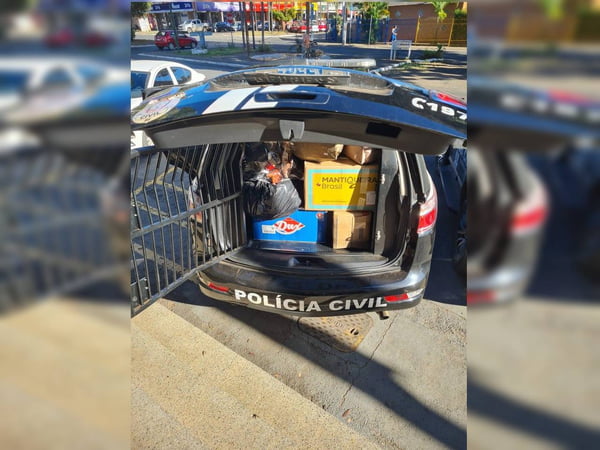 Foto colorida de carro com caracterização da polícia civil do distrito federal cheio de itens para doação