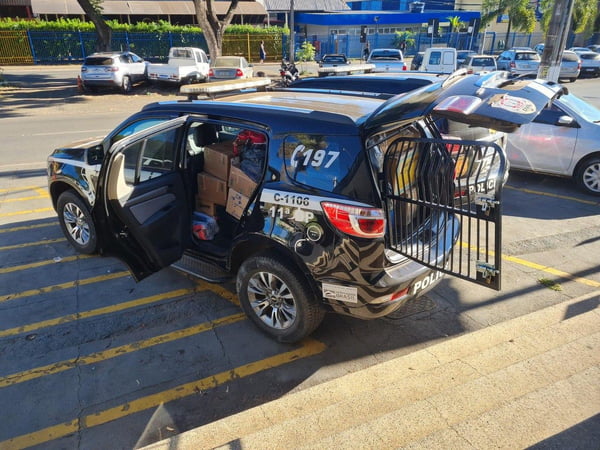 Foto colorida de carro com caracterização da polícia civil do distrito federal cheio de itens para doação