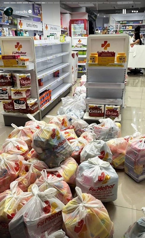 foto colorida de farmácia com sacolas de produtos no chão - metrópoles