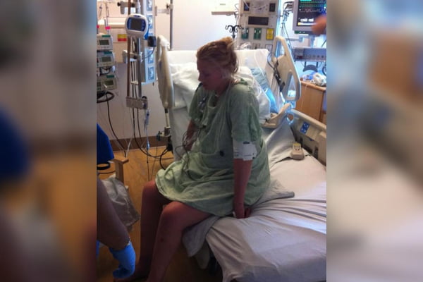 Imagem mostra uma mulher sentada em uma cama de hospital - Metrópoles