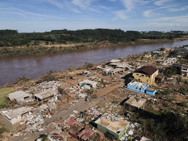 Vista aérea da destruição e rua submersa após forte enchente atingiu Roca Sales calamidade pública enchentes inundações forte chuva estado brasileiro Porto alegre Rio Grande do Sul RS pesquisa