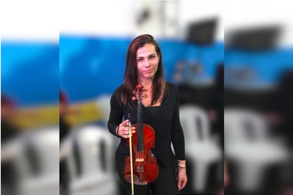 Mulher trans com violino