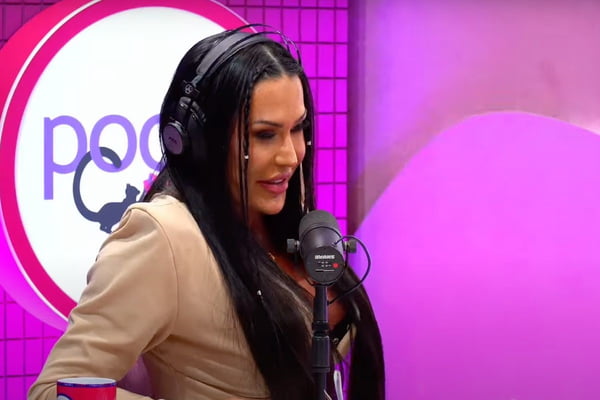 Gracyanne Barbosa é clicada durante participação em podcast, com fones de ouvido - Metrópoles