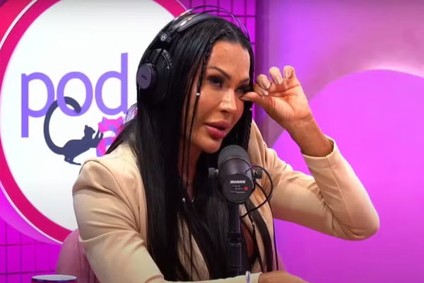 Gracyanne Barbosa é clicada durante participação em podcast, com fones de ouvido - Metrópoles