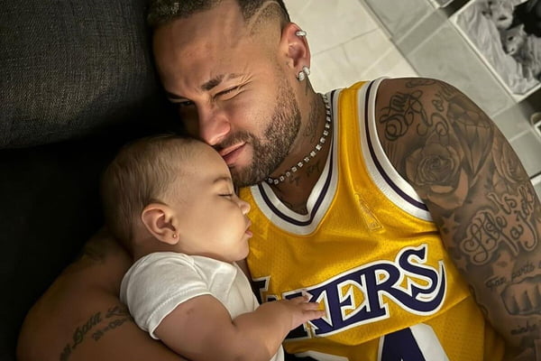 Neymar posa com Mavie dormindo em seu colo - Metrópoles