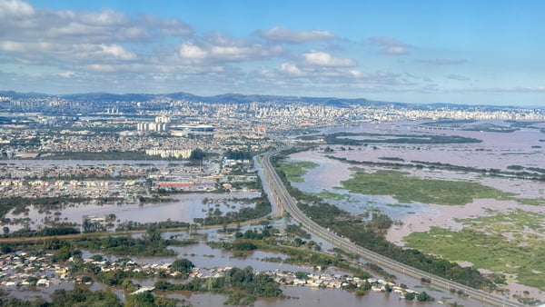 Imagem aérea de Canoas após enchentes - Metrópoles
